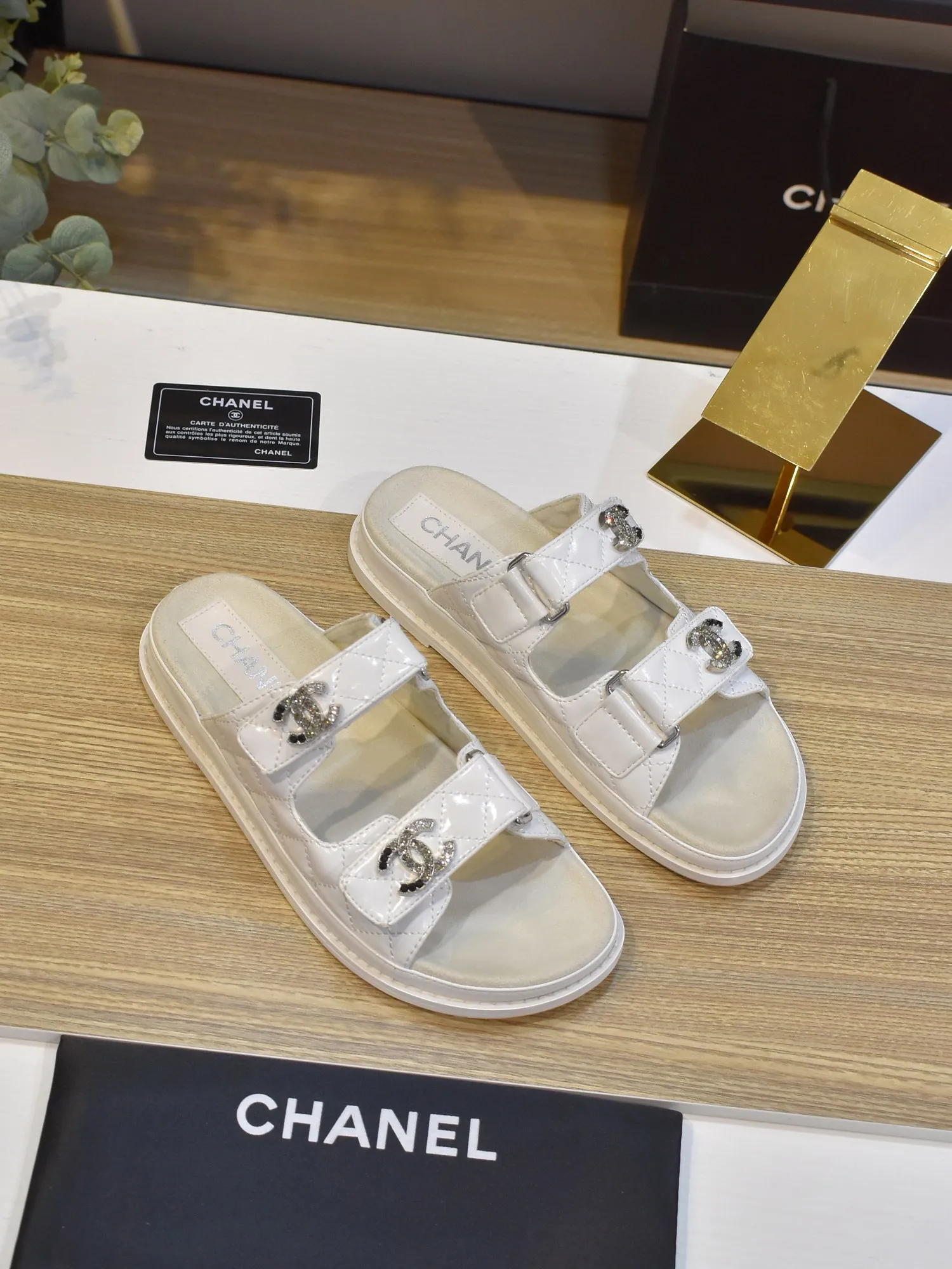 👟👟Ex-factory price 420👟👟 𝑐ℎ𝒶𝓃𝓮𝓁 2025 early spring double pearl latest season new Velcro slippers ————————————❤ European purchasing agent & fragrance grandma’s new fashion latest layout 🔛 Small fragrance sandals that exude lasting charm ~ The original development supports any comparison in the market 🆚The so-called smooth and natural lines To restore the original look, many celebrities have recommended it as one of the must-have items for spring. It is super comfortable on the feet! [Top version] ⚫ Size: 35-41 (41-42 customized, non-returnable)